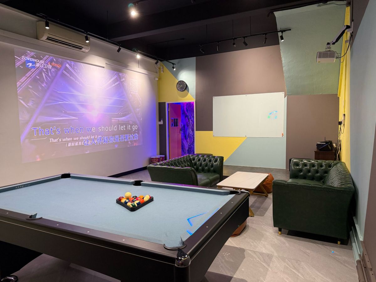Business meeting space in Singapore with high-tech amenities.